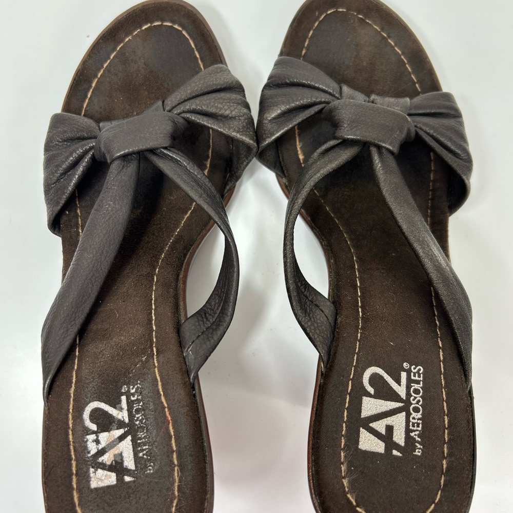 Vtg A2 By Aerosoles Women's Sz 8.5 Brown Bow Knotted Heels Sandals Slip On Slide - Picture 3 of 8
